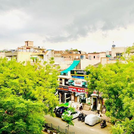 Qotel Hotel Rajouri Garden Above Ritu Marbles, Near Rajouri Garden Metro Station-Couple Friendly Нью-Делі Екстер'єр фото