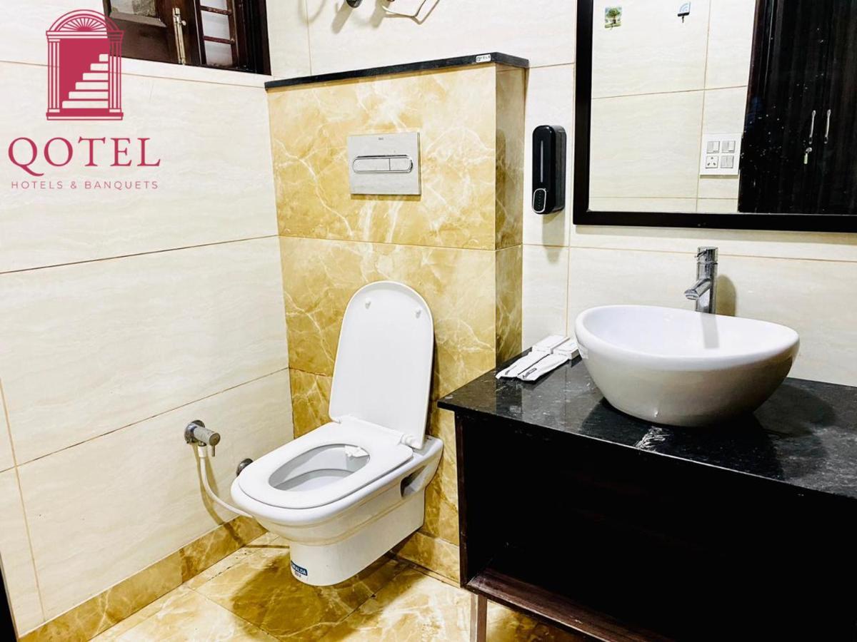 Qotel Hotel Rajouri Garden Above Ritu Marbles, Near Rajouri Garden Metro Station-Couple Friendly Нью-Делі Екстер'єр фото