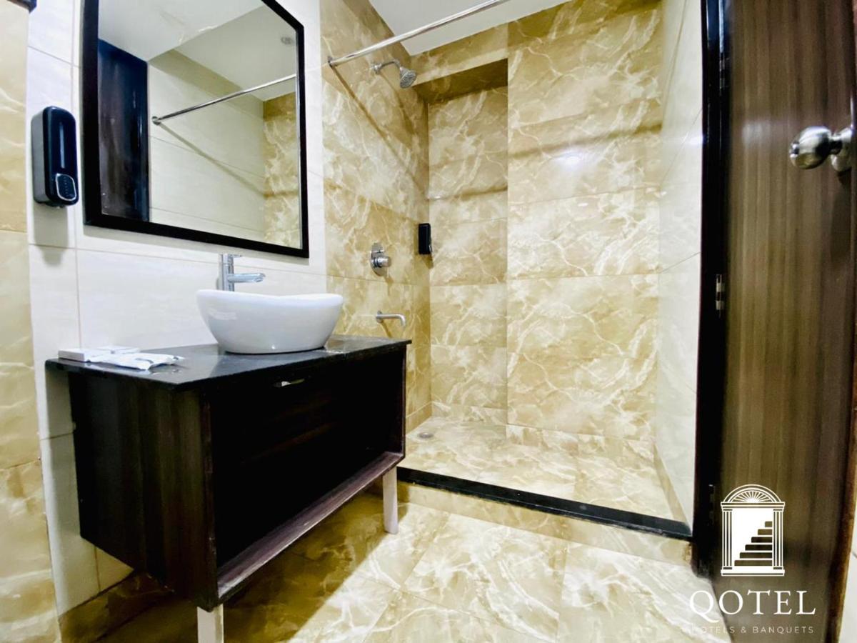 Qotel Hotel Rajouri Garden Above Ritu Marbles, Near Rajouri Garden Metro Station-Couple Friendly Нью-Делі Екстер'єр фото