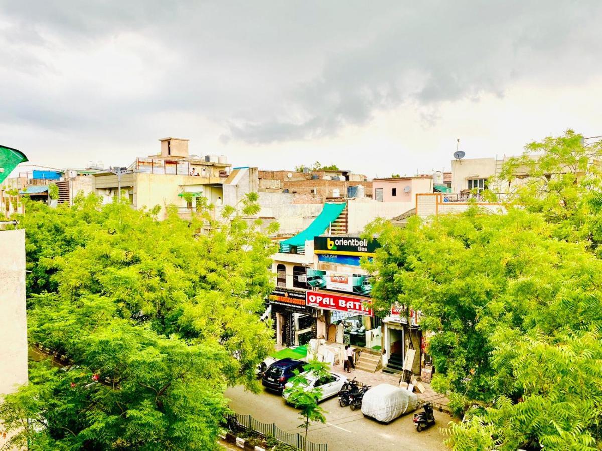 Qotel Hotel Rajouri Garden Above Ritu Marbles, Near Rajouri Garden Metro Station-Couple Friendly Нью-Делі Екстер'єр фото
