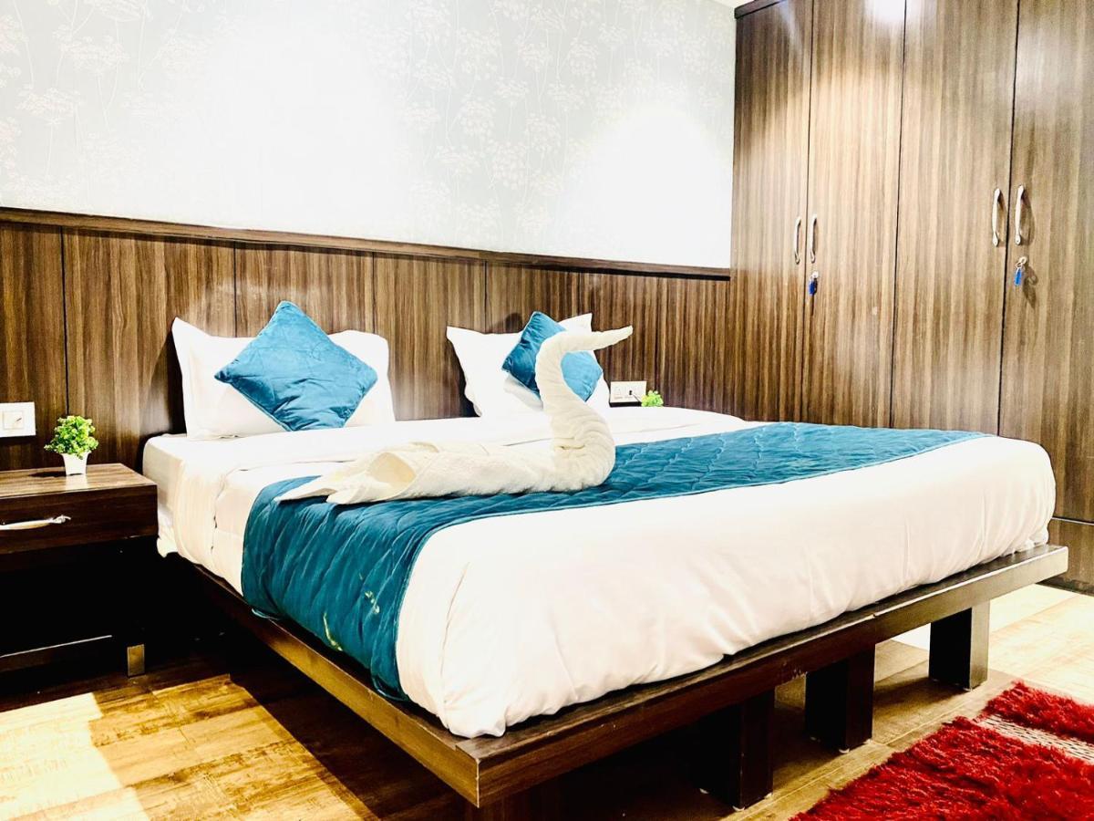 Qotel Hotel Rajouri Garden Above Ritu Marbles, Near Rajouri Garden Metro Station-Couple Friendly Нью-Делі Екстер'єр фото