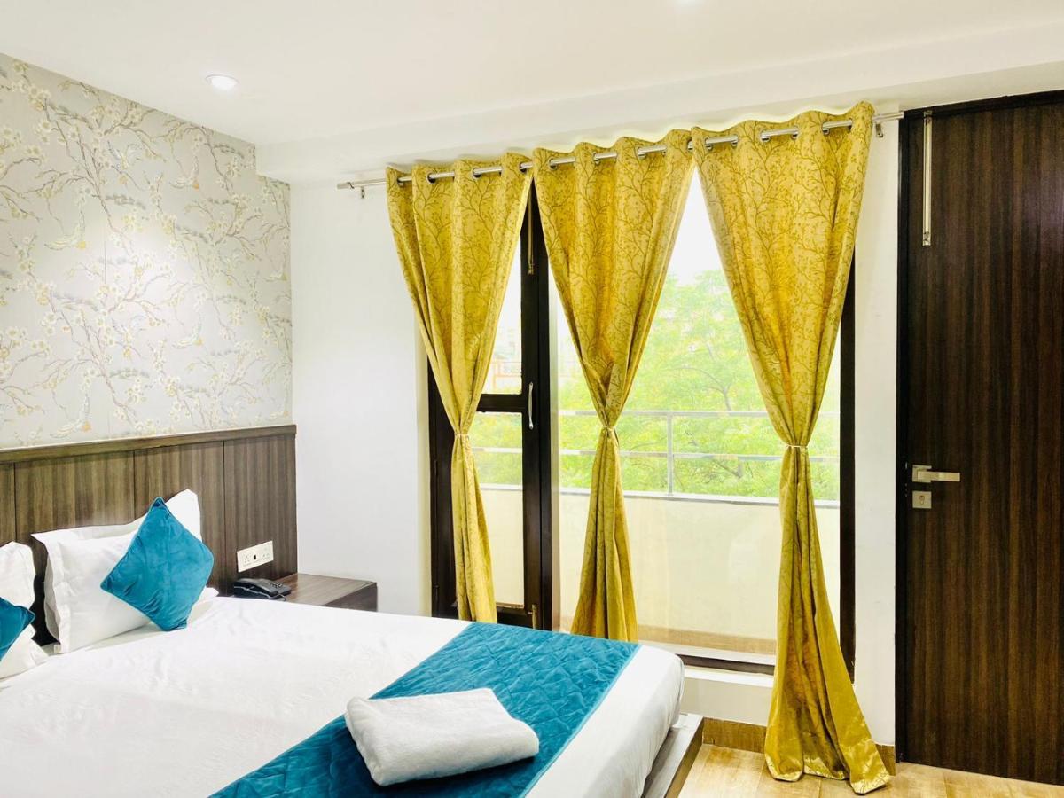 Qotel Hotel Rajouri Garden Above Ritu Marbles, Near Rajouri Garden Metro Station-Couple Friendly Нью-Делі Екстер'єр фото