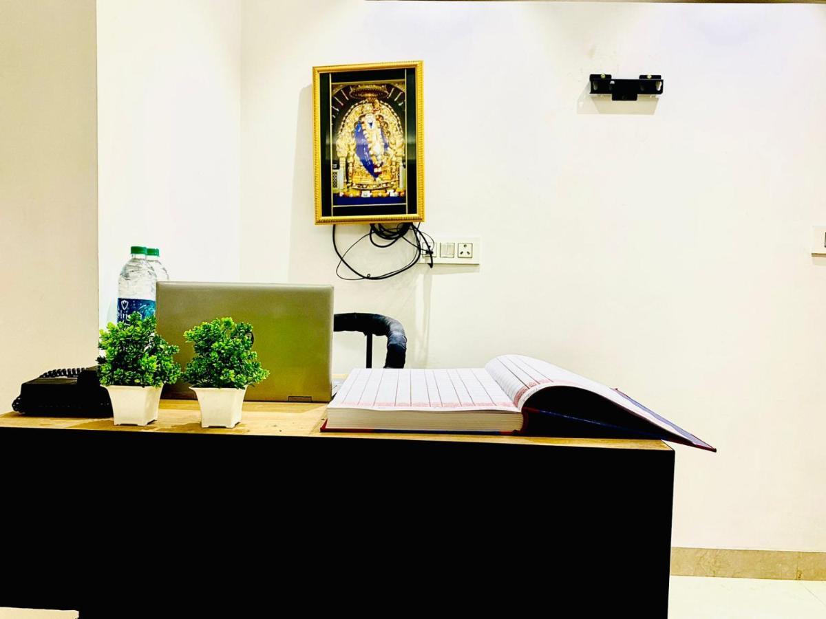 Qotel Hotel Rajouri Garden Above Ritu Marbles, Near Rajouri Garden Metro Station-Couple Friendly Нью-Делі Екстер'єр фото