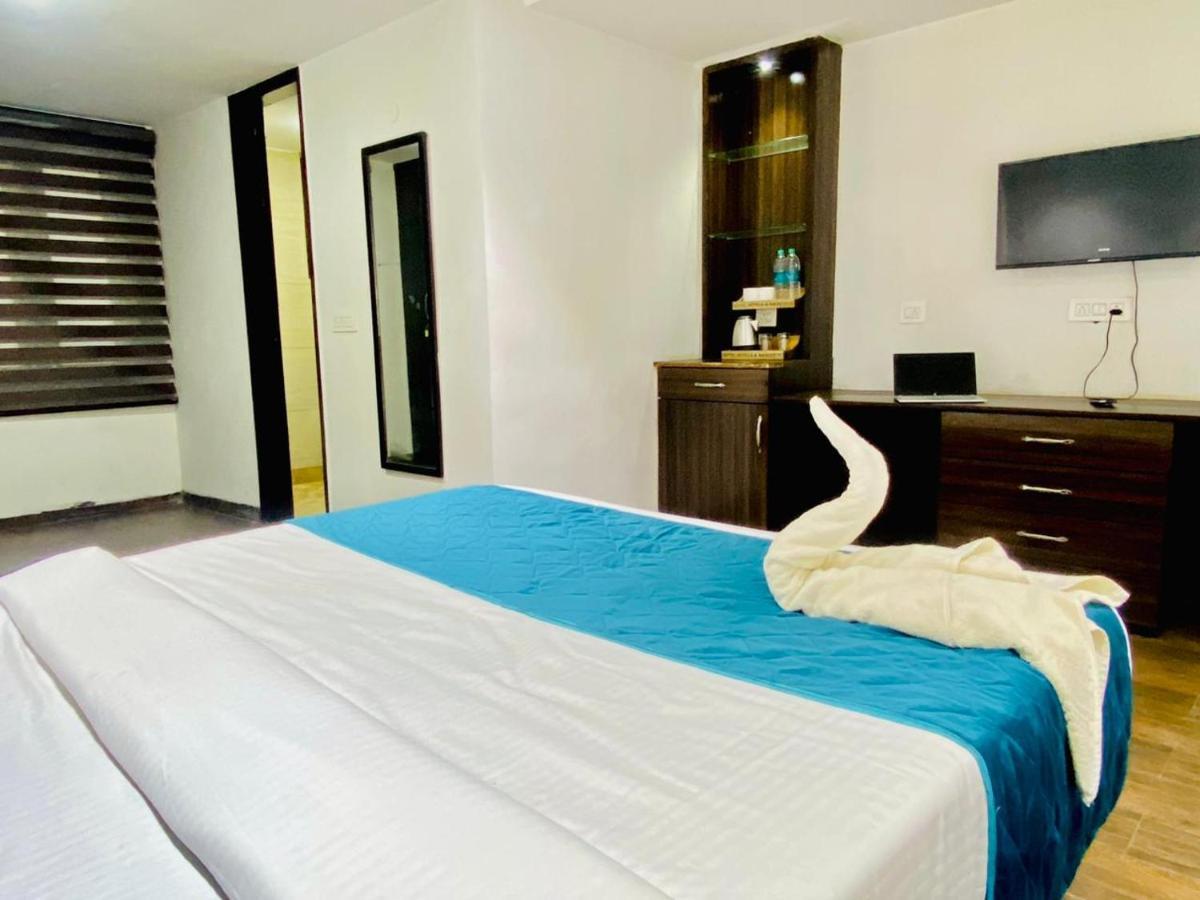 Qotel Hotel Rajouri Garden Above Ritu Marbles, Near Rajouri Garden Metro Station-Couple Friendly Нью-Делі Екстер'єр фото