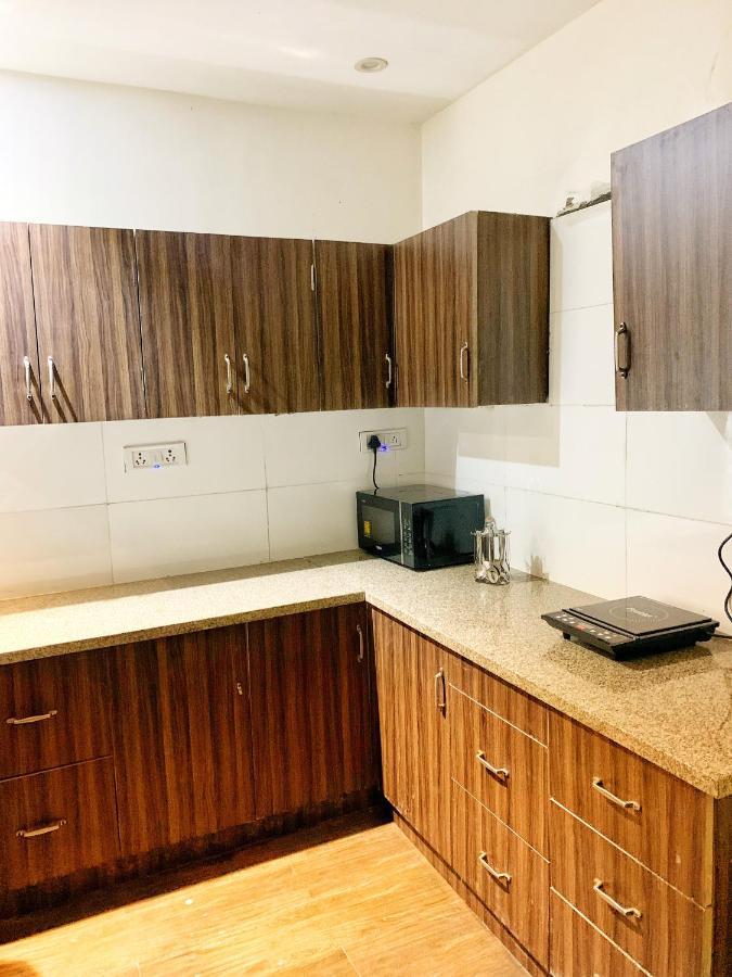 Qotel Hotel Rajouri Garden Above Ritu Marbles, Near Rajouri Garden Metro Station-Couple Friendly Нью-Делі Екстер'єр фото